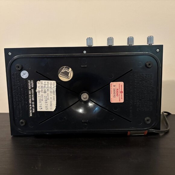 Vintage Zenith K421W AM/FM Solid State Radio – Woodgrain Mid-Century Receiver - Picture 6 of 9